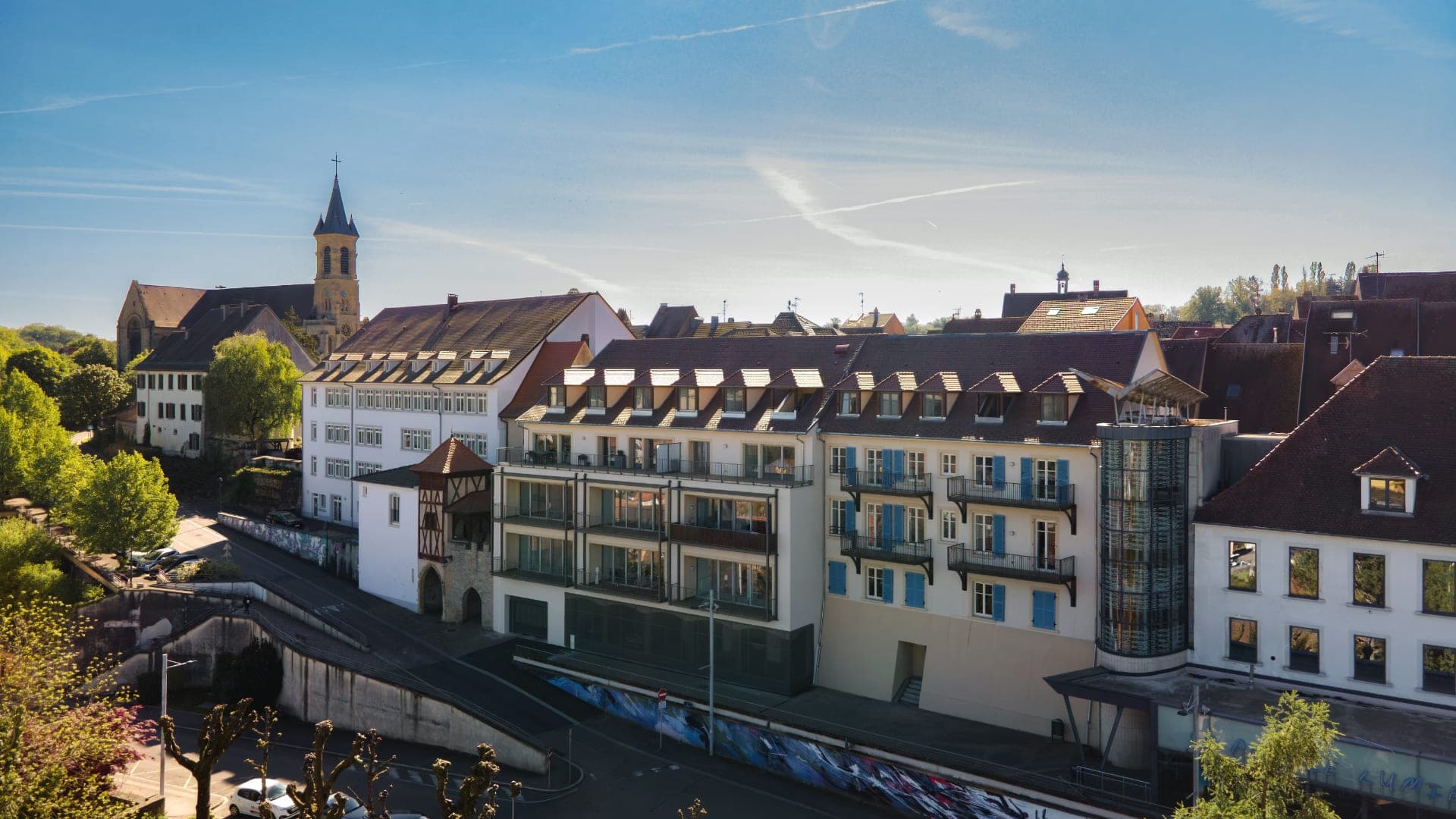 Séjour lumineux avec grandes baies vitrées dans un appartement des Belles Vues à Altkirch