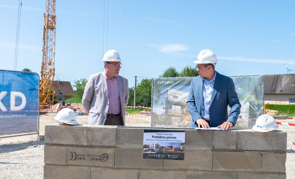 Pose des premières pierres