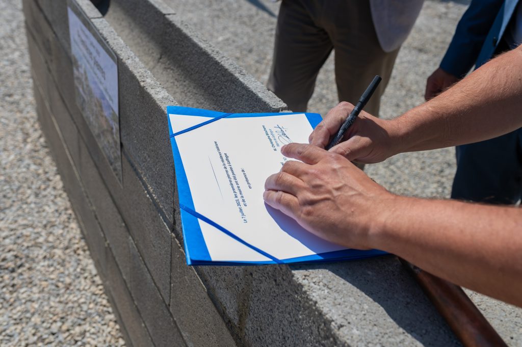 Pose des premières pierres