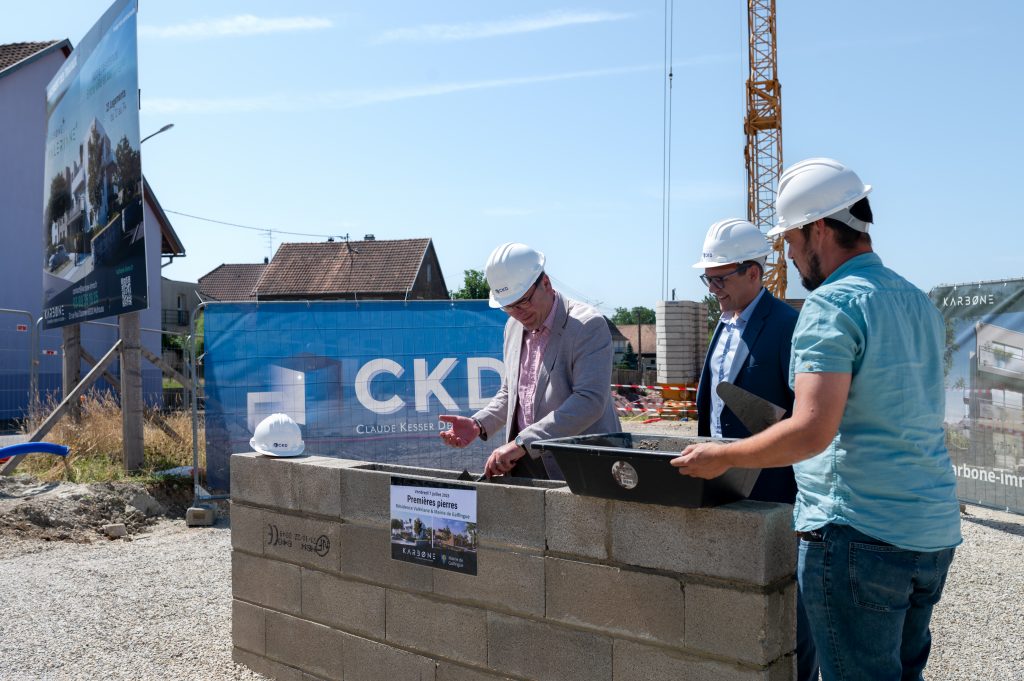 Pose des premières pierres